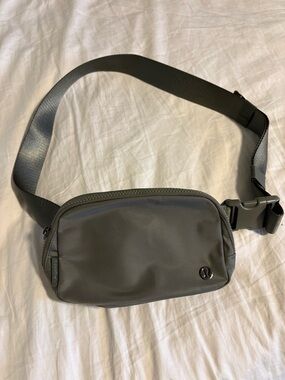 Lululemon Everywhere Belt Bag *1L - Army Green Colour